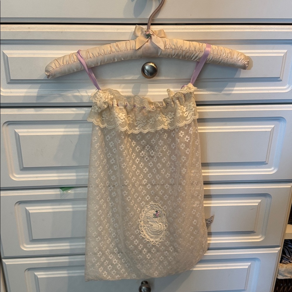 Vintage Lace hanger and lingerie bag - Picture 4 of 10